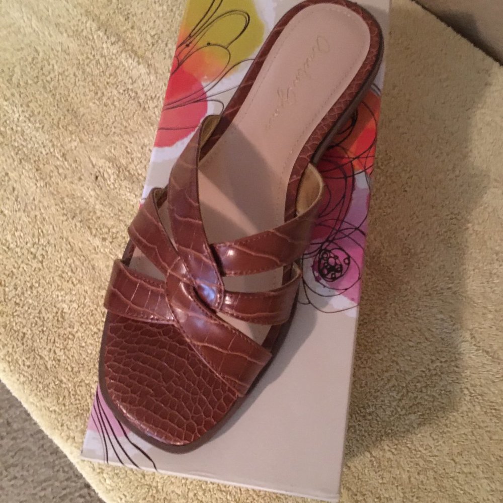NWT Amelia Grace Macky Cognac slide (7.5)